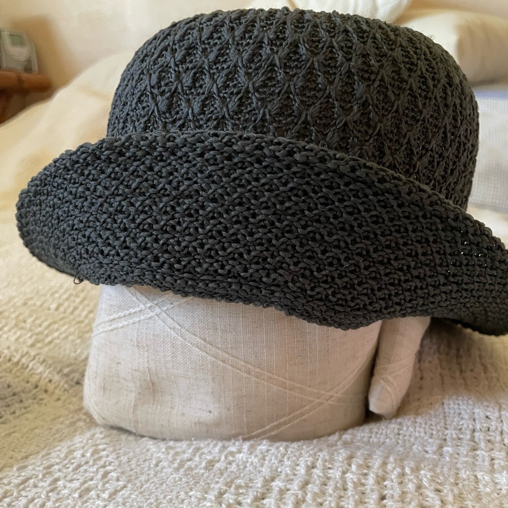 🎁New NWT Black Woven bucket hat. Cloche style. Adjustable.Lightweight. BENDABLE